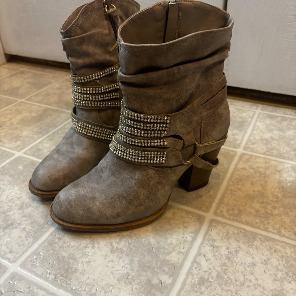 Stylish Gray Ankle Boots with Rhinestone Detailing